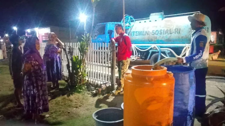 Dinsosdukcapil Gorontalo Distribusikan Air Bersih hingga Larut Malam