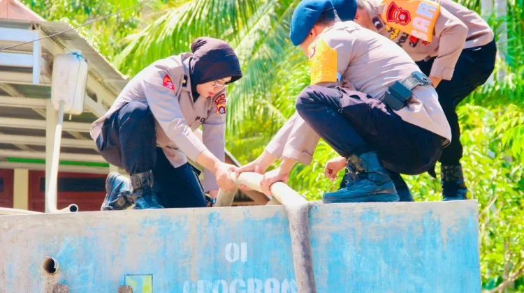 Polwan Polda Gorontalo Salurkan Air Bersih untuk Warga