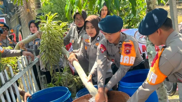 Polwan dan Brimob Polda Gorontalo Salurkan Air Bersih untuk Warga Pulubala