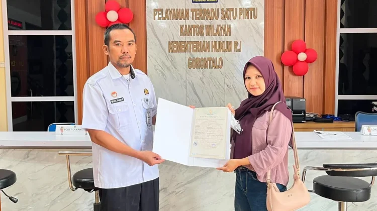 Kanwil Kemenkum Gorontalo Serahkan Sertifikat Hak Cipta “Manis yang Tertinggal”