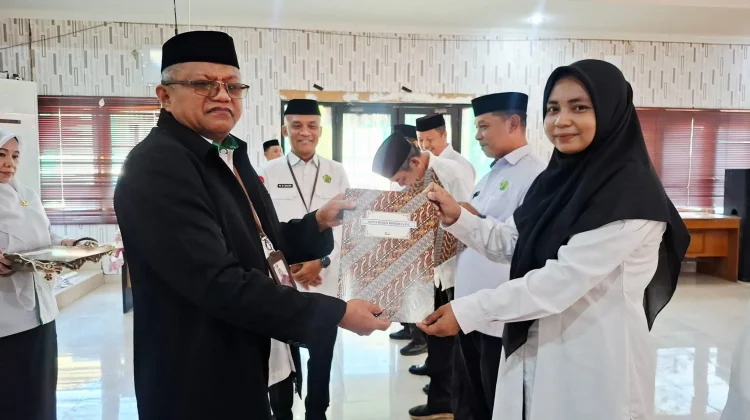 Kemenag Gorontalo Utara Serahkan SK Kenaikan Pangkat Enam PNS