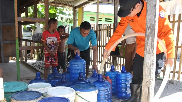 Terima Air Bersih, Warga Modelomo Apresiasi Perhatian Gubernur Gusnar