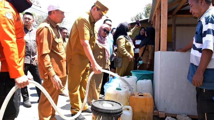Gubernur Gorontalo Bantu Tong Air Bersih Warga Modelomo