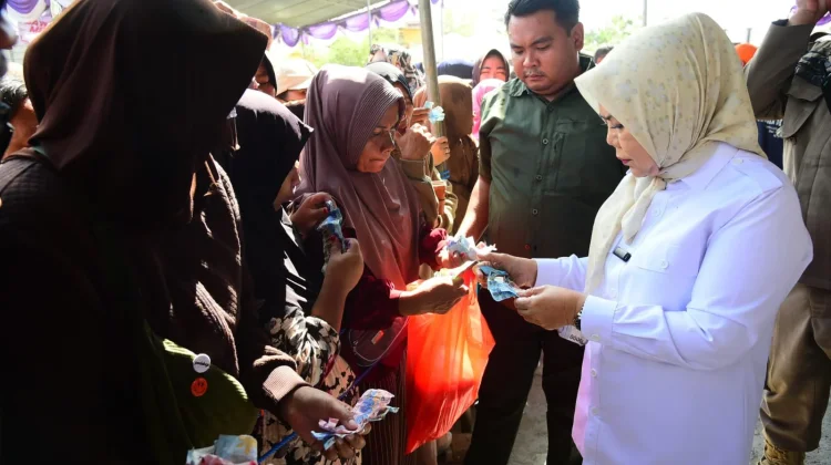 Wagub Idah Layani Warga di Pasmur Bersubsidi Telaga Jaya