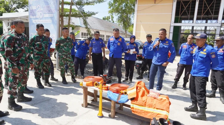 Damkar Gorontalo dan Yonif 713 Padamkan Kebakaran Lahan di Ayula