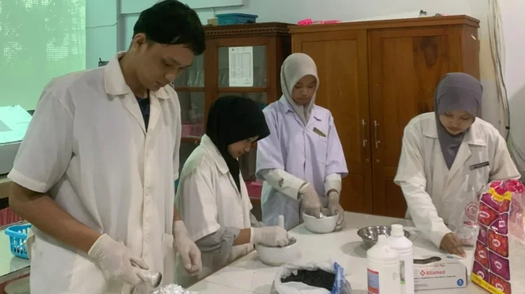 Mahasiswa Farmasi UNG, Ciptakan Spray Pasir Kucing Anti-Toxoplasma
