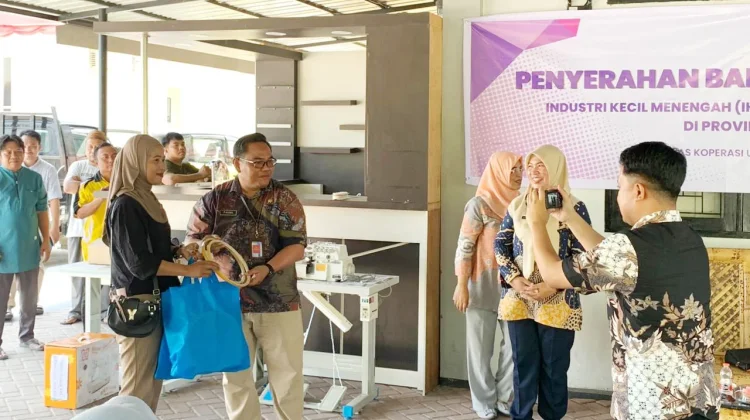 Dinas Kumperindag Provinsi Gorontalo Serahkan Bantuan Mesin dan Peralatan IKM