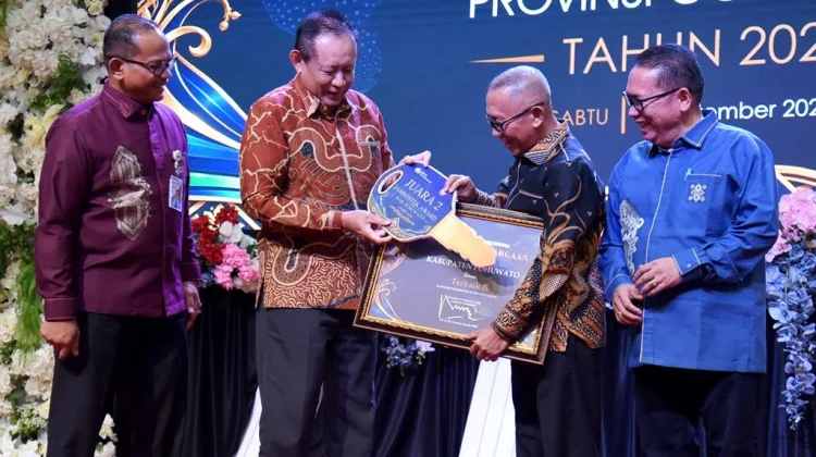 Gusnar Ismail Serahkan Jamsostek Award, Bone Bolango Terbaik Pemda
