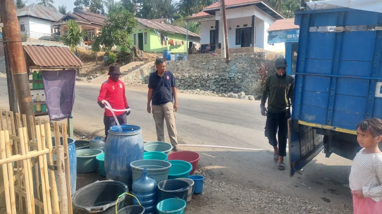 Dinsosdukcapil Gorontalo Salurkan 70 Ribu Liter Air Bersih untuk Warga Gentuma