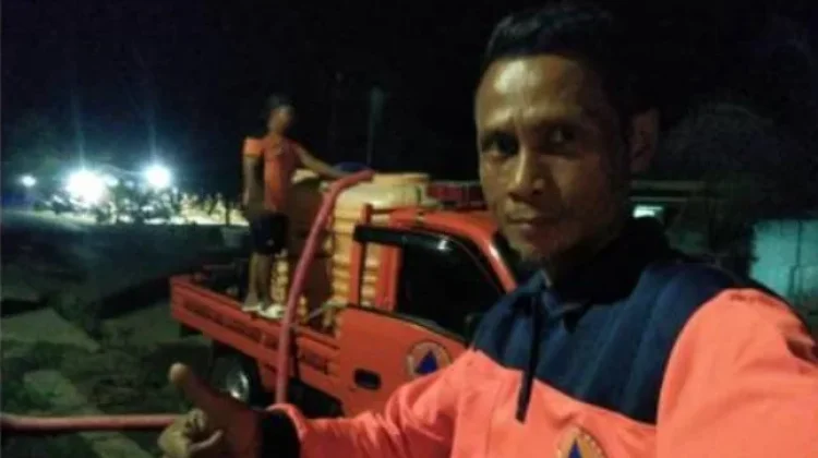 BPBD Gorontalo Utara Distribusikan Air Bersih hingga Malam Hari