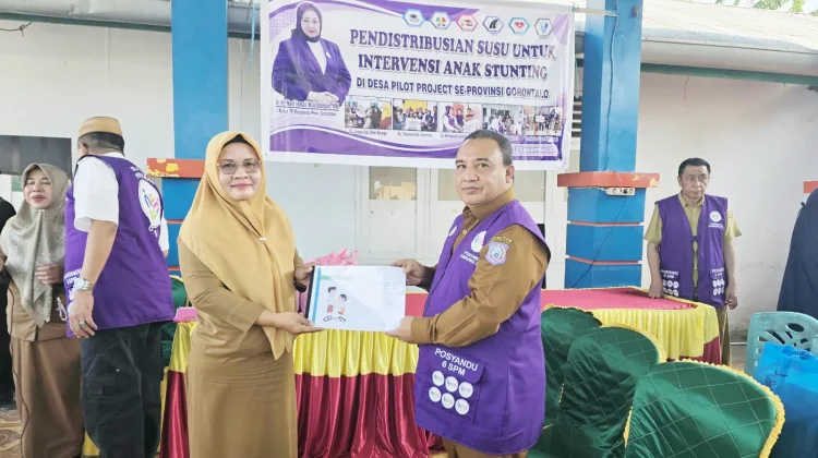 Kadinsosdukcapil dan Ketua TP Posyandu Serahkan Bantuan di Desa Langge