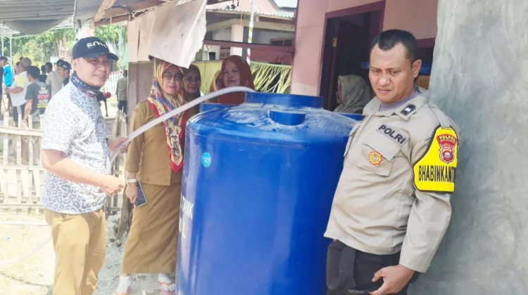 Dinsosdukcapil Pasok Air Bersih di Tiga Desa yang Alami Kekeringan