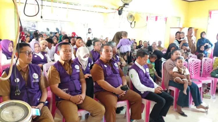 TP Posyandu Bagikan Susu untuk Anak Stunting