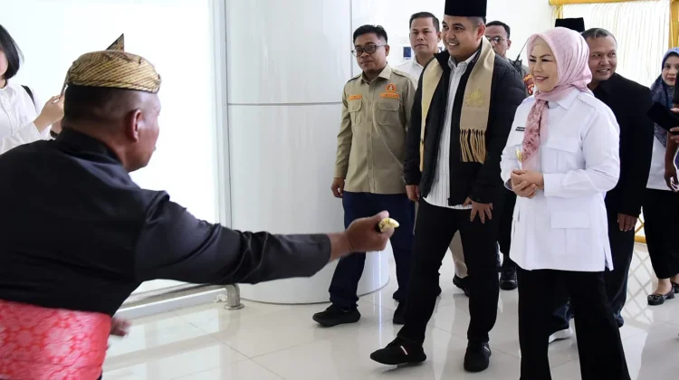 Wagub Idah Sambut Kedatangan Wamen P2MI dengan Mopotilolo