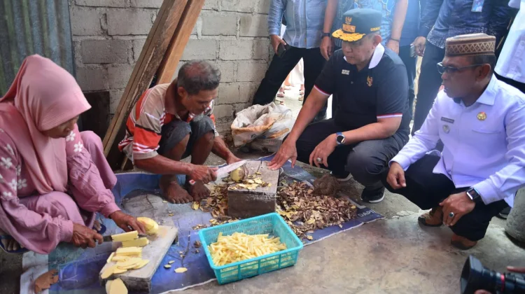 Warganya Makan Ubi Hutan Beracun, Gubernur Gusnar Beri Bantuan Pangan