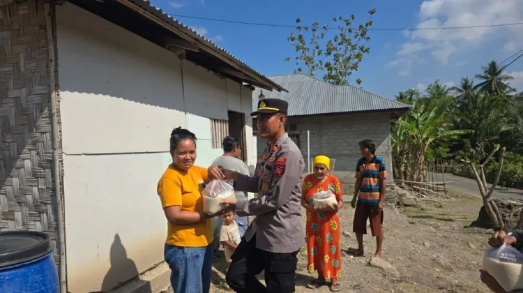 Kemarau Melanda, Polsek Paguyaman Bantu Kebutuhan Pokok Puluhan Keluarga