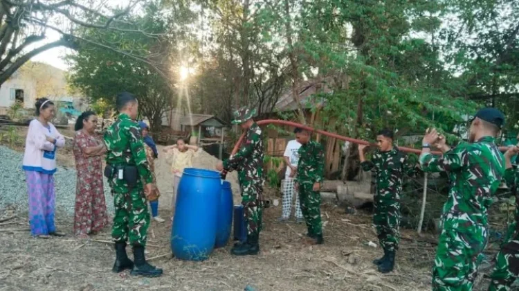 Yonif 715/Motuliato Salurkan 5.000 Liter Air ke Warga terdampak Kemarau