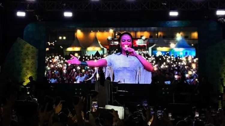 Artis Nasional Yura Yunita Tutup Hulonthalo Art & Craft Festival 2026