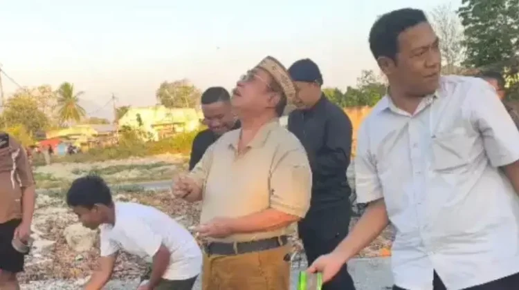 Wali Kota Adhan Dambea Nikmati Akhir Pekan Bermain Layangan