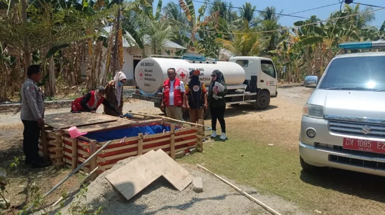Kemarau Panjang, Warga Tilongkabila Terima Bantuan Air Bersih