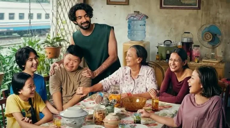 15 Film Netflix Indonesia tentang Keluarga dari Kisah Haru hingga Penuh Tawa