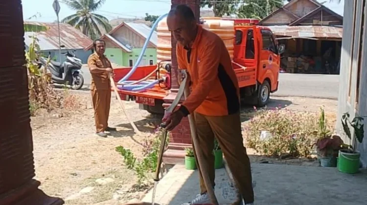 BPBD Gorut Salurkan Bantuan Air Bersih di Desa Pontolo Kwandang