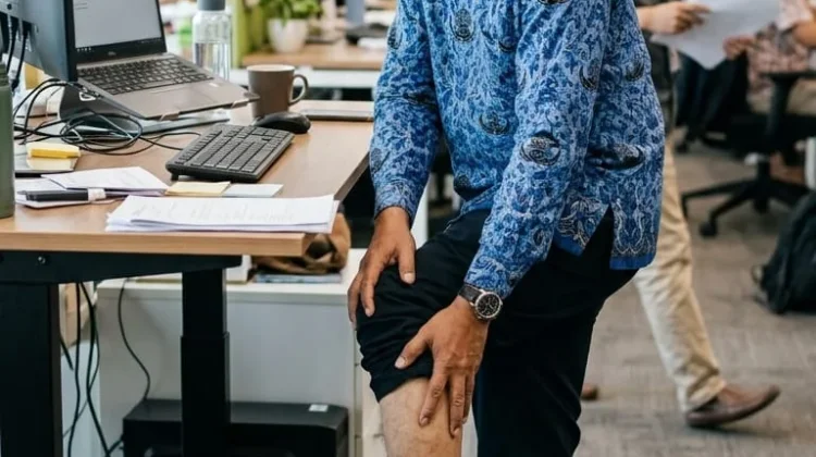 Bukan Cuma Duduk, Berdiri Terlalu Lama juga Bisa Berdampak pada Tubuh
