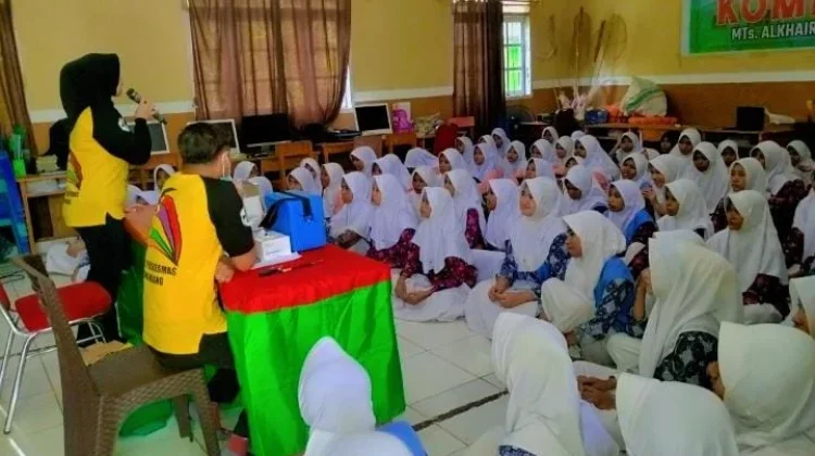 Siswi MIMTSA Dapat Edukasi Pentingnya Imunisasi Dari Tim Puskesmas Kwandang