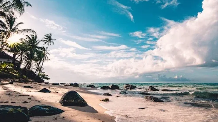 Pantai Karang Papak, Pesona Pesisir Garut Selatan dengan Kolam Alami