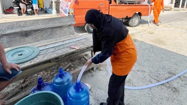 Tak Lelah, Wanita Hebat BPBD Gorontalo Salurkan Air Bersih untuk Warga Tilango