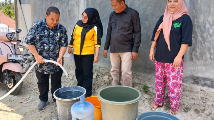 Dinsosdukcapil Gorontalo Salurkan 18.200 Liter Air Bersih untuk 398 Warga Bonebol