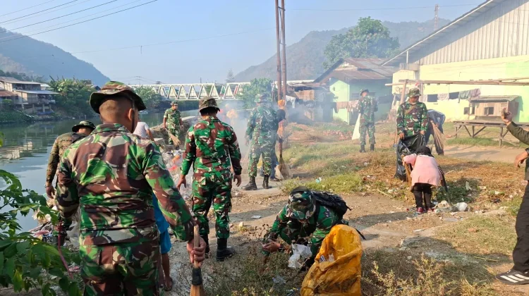Jelang HUT ke-81, TNI Bersama Warga Bersihkan Pasar Rakyat Bugis