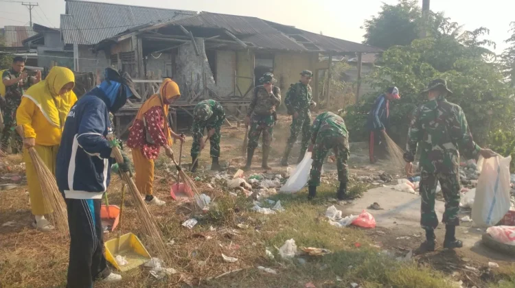 Jelang HUT ke-81, TNI Bersama Warga Bersihkan Pasar Rakyat Bugis