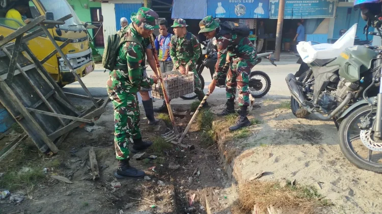 Jelang HUT ke-81, TNI Bersama Warga Bersihkan Pasar Rakyat Bugis