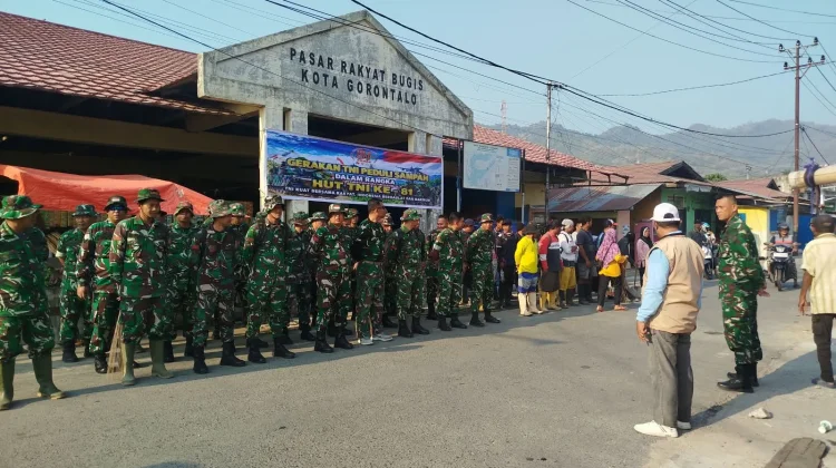 Jelang HUT ke-81, TNI Bersama Warga Bersihkan Pasar Rakyat Bugis