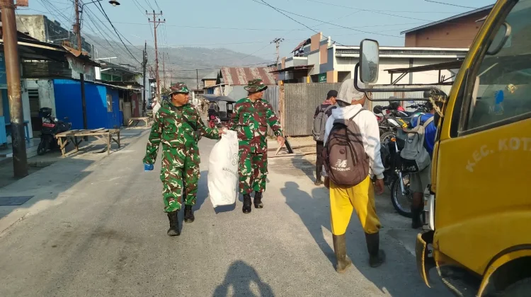 Jelang HUT ke-81, TNI Bersama Warga Bersihkan Pasar Rakyat Bugis