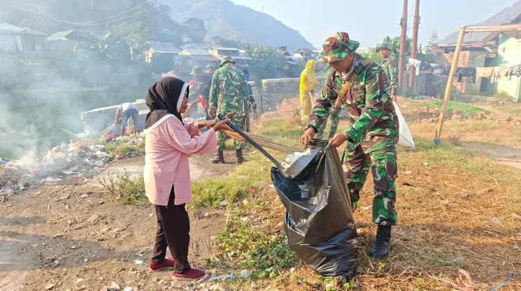 Jelang HUT ke-81, TNI Bersama Warga Bersihkan Pasar Rakyat Bugis