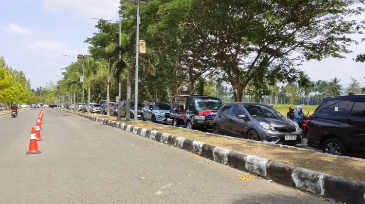 Parkir Non-Tunai Bandara Djalaludin Bikin Antrean Panjang Kendaraan