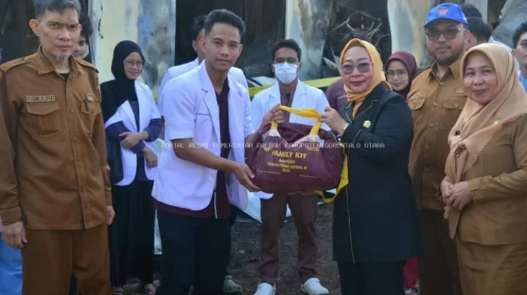 Pemkab Gorut Serahkan Bantuan untuk 12 Dokter Internsip Korban Kebakaran