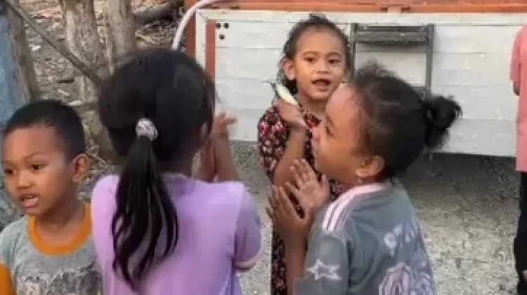 Senyum Bahagia Anak-anak Bone Pantai daat Petugas BPBD Gorontalo Salurkan Air