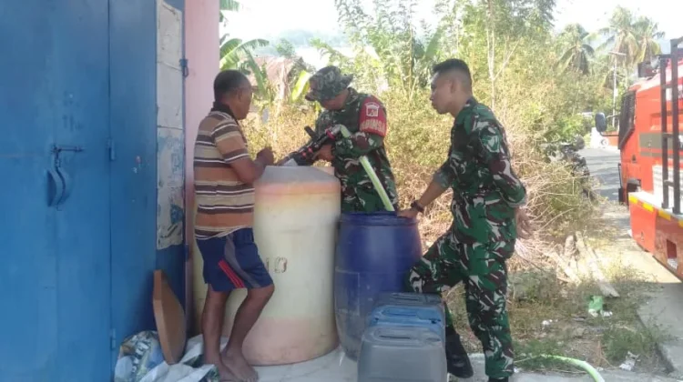 TNI Hadir Kirim Air Bersih, Warga Terdampak Kekeringan Mengaku Sangat Terbantu