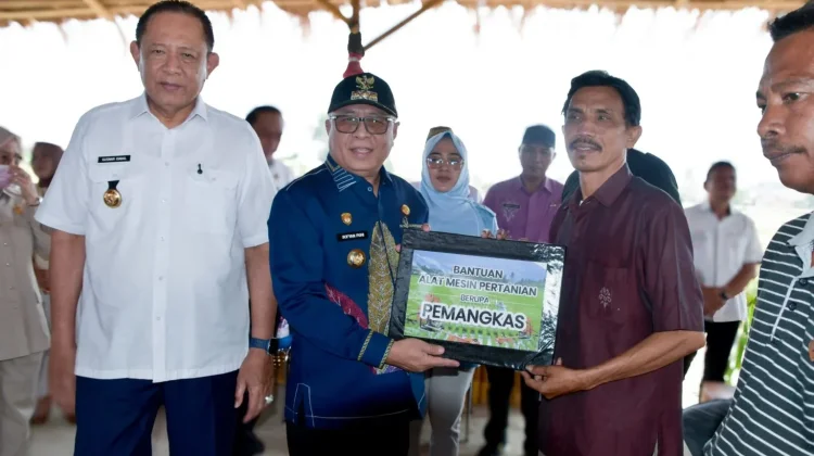 Bupati Sofyan Minta Bantuan Alsintan Dimanfaatkan dengan Maksimal