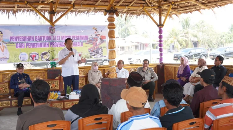 Gusnar Serahkan 41 Unit Alsintan kepada Petani Kabupaten Gorontalo