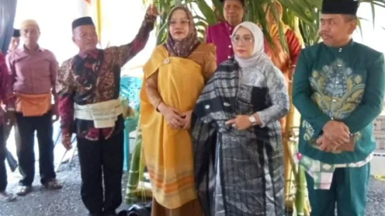 Penuh Khidmat, Adat Modepito Iringi Perpindahan Tugas Noneng K. Ahmad