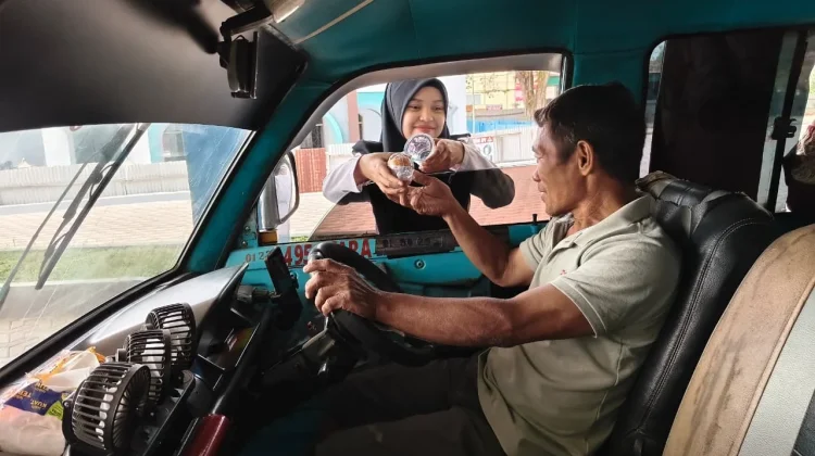Pengelola Terminal Limboto Bagikan Makanan ke Sopir dan Penumpang