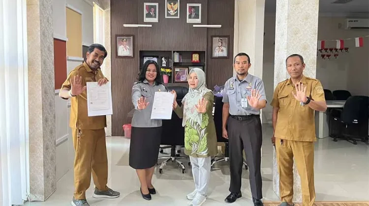 Kadis PPPA-PMD Terima Sertifikat Hak Cipta Si Yana dan EWS Bullying