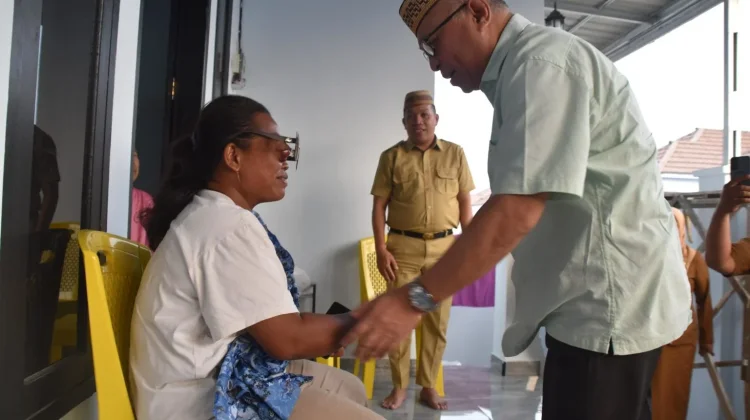 Jenguk Warga yang Sakit, Bupati Sofyan Instruksikan Dua OPD Fasilitasi Pengobatan