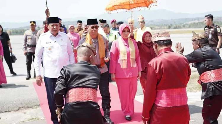 Kapolda Baru Irjen Pol Nurworo Danang dan Istri Disambut Adat Mopotilolo