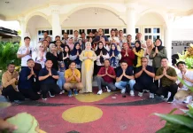 Wagub Gorontalo Bagikan “Uang Ayam” jelang Ramadan
