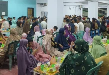 Kebersamaan Jamaah Semarakan Buka Puasa di Pelataran Masjid Al Muqarrabin
